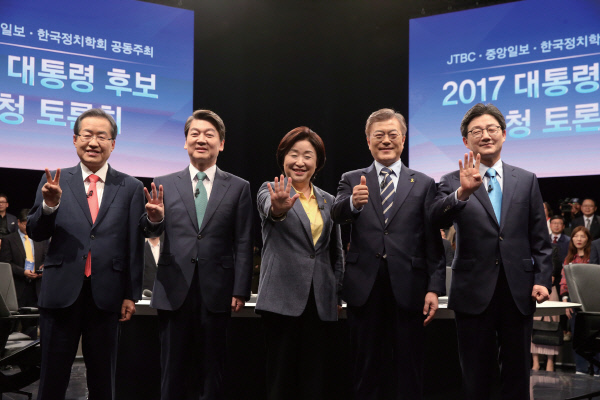 4월 25일 JTBC·한국정치학회 등이 주최한 대선후보 초청토론회에 참가한 원내 5당 후보들이 TV토론에 앞서 기념촬영을 하고 있다. / 국회사진 기자단