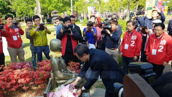 29일 홍준표 자유한국당 대선후보가 울산대공원에 마련된 소녀상에 헌화하고 있다. 뉴시스