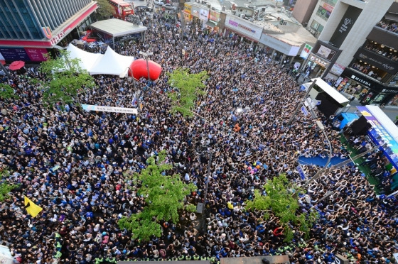 30일 오후 서울 서대문구 현대백화점 신촌점 앞 도로에서 열린 문재인 더불어민주당 대선 후보의 유세에 운집한 인파 /사진=뉴스1