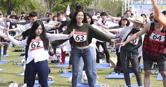 대회가 열리기 전 참가자들이 멍때리기 체조를 하고 있다. 임현동 기자