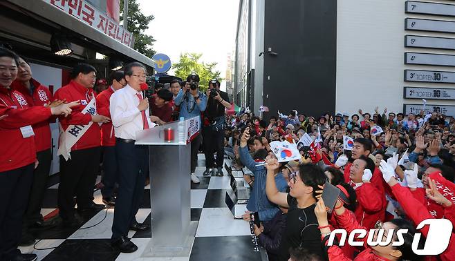 홍준표 자유한국당 대선후보가 3일 오후 부산 비프광장로 비프존에서 유권자들에게 지지를 호소하고 있다. 2017.5.3/뉴스1 © News1 박지혜 기자