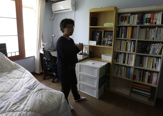 고 이한빛 PD의 방. 어머니 김혜영(59)씨는 장례식이 끝난 뒤 아들의 유품 몇 가지를 치워버린 걸 못내 아쉬워했다.