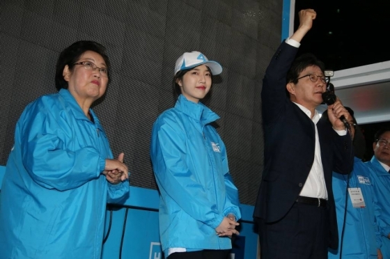 유승민 바른정당 대선후보가 4월26일 오후 서울 마포구 지하철 홍대입구역 앞에서 딸 유담과 함께 유세를 하고 있다./사진=이동훈 기자