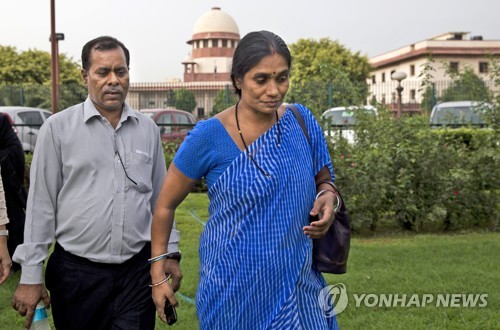 지난해 7월 인도 뉴델리의 대법원 앞에 2012년 도심 버스 집단 성폭행 사건 피해자 조티 싱의 부모가 기자 회견을 위해 도착하고 있다.[AP=연합뉴스 자료사진]