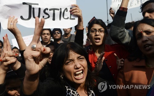 2012년 12월 인도 수도 뉴델리에서 시민들이 여대생 집단 성폭행에 항의하는 시위를 하고 잇다.[AFP=연합뉴스 자료사진]