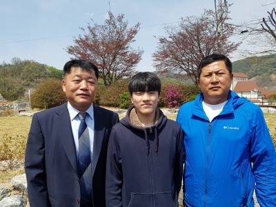 왼쪽부터 박봉관 관장, 조성민 선수, 김영균 예산중교사.