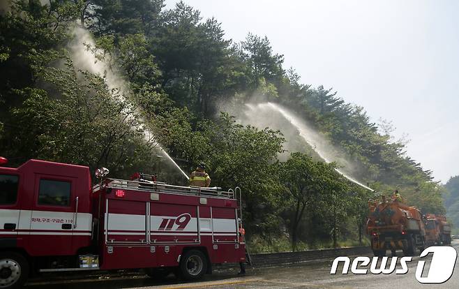 이달 8일 강릉에서 발생한 산불 진화 작업을 벌이고 있는 소방공무원들. (뉴스1 DB) 2017.5.8/뉴스1 © News1 이찬우 기자