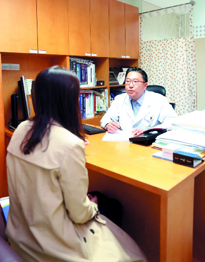 서호석 차의과대학 정신건강의학과 교수가 지난 2일 진찰실에서 산후우울증 환자를 상담하고 있다. 차의과대학 제공