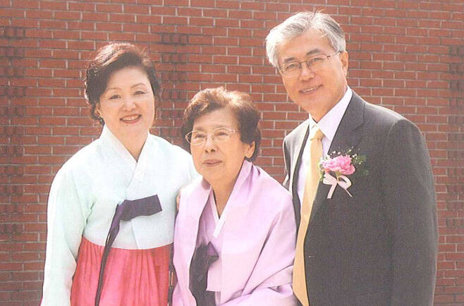 지난 2010년 3월 부산의 한 성당에서 문재인 대통령의 딸 다혜(34)씨 결혼식 때 어머니 강한옥(90ㆍ가운데)여사와 김정숙 여사 함께 찍은 기념사진.
