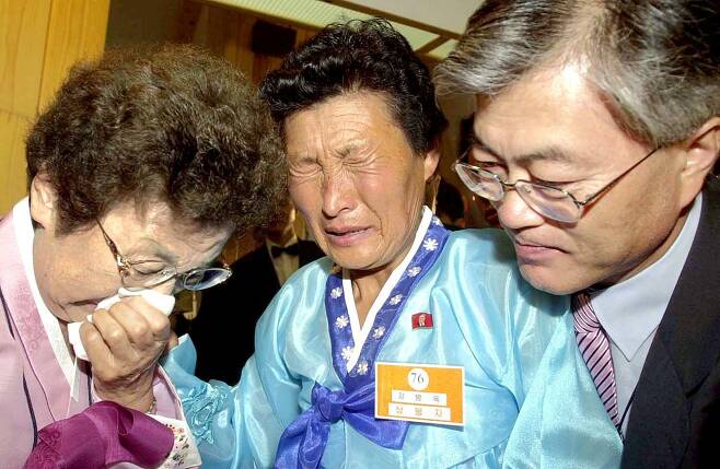 지난 2004년 7월 11일 문재인 청와대 시민사회수석이 어머니 강한옥씨와 함께 금강산 온정각에서 열린 제10차 이산가족 상봉단에 참석, 이모 강병옥(가운데)씨를 만나 눈물을 흘리고 있다.