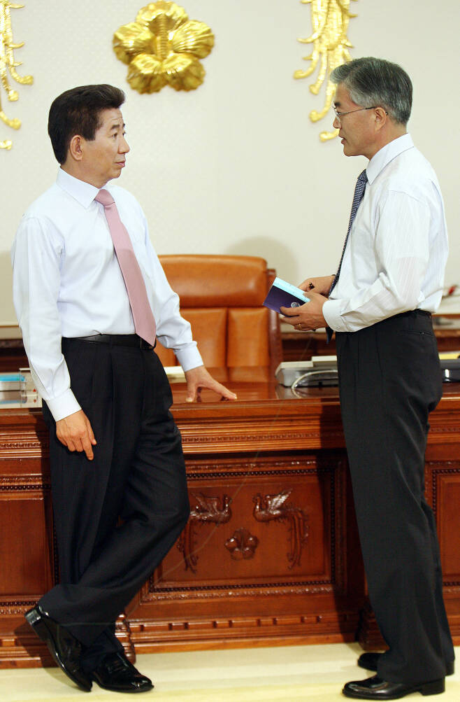2007년 5월3일 오전 노무현 대통령과 문재인 당시 비서실장이 집무실에서 국정현안에 대해 논의하고 있다.