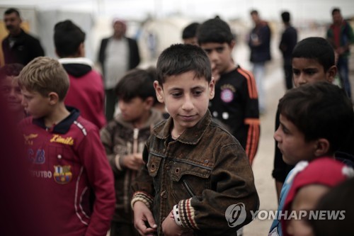 극단주의 무장세력 이슬람국가(IS)로부터 교육을 받다가 동맹군으로부터 구출돼 피란민 캠프로 이송된 어린이들[AP=연합뉴스 자료사진]