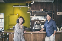 나영석 피디(사진 오른쪽)와 배우 윤여정이 <씨네21> 취재에 응하고 있다. 오계옥 <씨네21> 기자