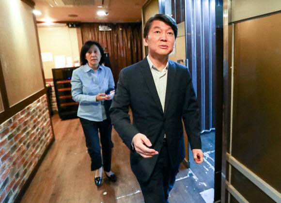 안철수 부부, 전문가광장 모임 참석 - 국민의당 안철수 전 대선후보가 14일 오후 서울의 한 한정식집에서 정책그룹이었던 ’전문가광장’ 소속 교수들과 만남을 위해 입장하고 있다. 왼쪽은 안 전 후보 부인 김미경 교수. 연합뉴스 안철수 부부, 전문가광장 모임 참석 - 국민의당 안철수 전 대선후보가 14일 오후 서울의 한 한정식집에서 정책그룹이었던 ’전문가광장’ 소속 교수들과 만남을 위해 입장하고 있다. 왼쪽은 안 전 후보 부인 김미경 교수. 연합뉴스