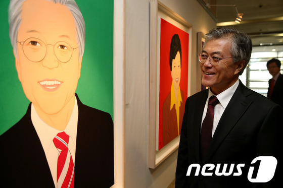 2012년 10월 당시 민주통합당 대선후보였던 문재인 대통령이 서울 여의도 한 갤러리에서 열린 전시에서 자신을 소재로 한 그림을 보며 환하게 웃고 있다. 2012.10.30/뉴스1