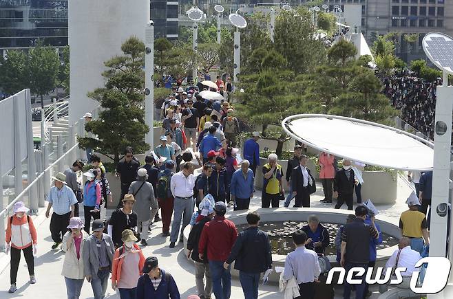 20일 오전 국내 최초의 공중보행로로 재거듭난 '서울로 7017'에서 시민들이 산책을 하고 있다. 2017.5.20 © News1 신웅수 기자