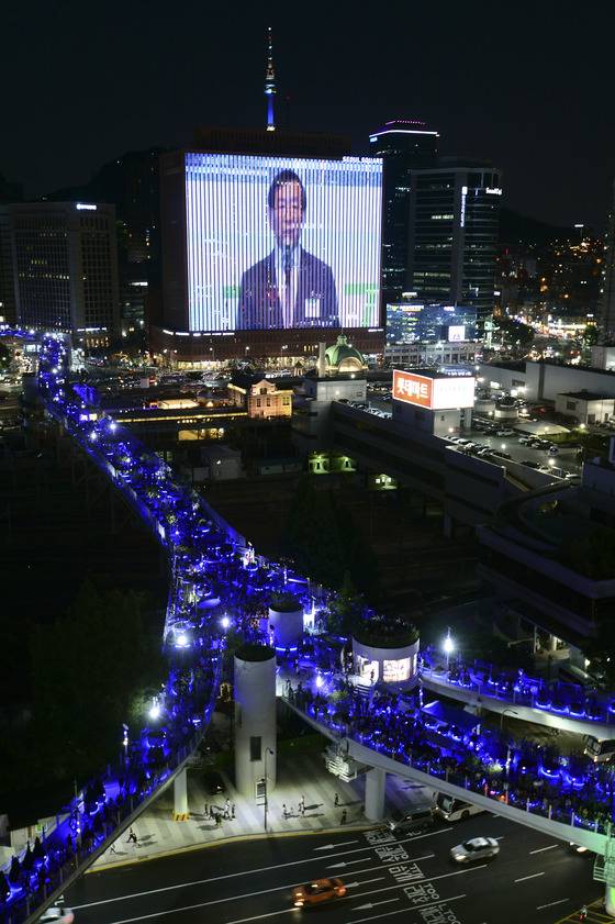 20일 밤 국내 최초의 고가 보행로인 서울로 7017가 야경을 밝히고 있다. 서울로 7017은 서울시가 1970년 준공한 서울역 고가도로를 보행 전용 도로로 새롭게 단장한 것이다. /사진=뉴스1