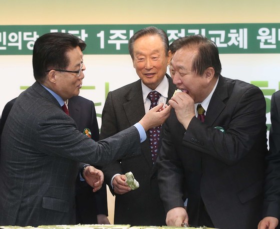 국민의당 박지원 전 대표가 지난 2월 국민의당 창당 1주년 기념식에 참석해 정대철 고문에게 생일떡을 먹여주고 있다.