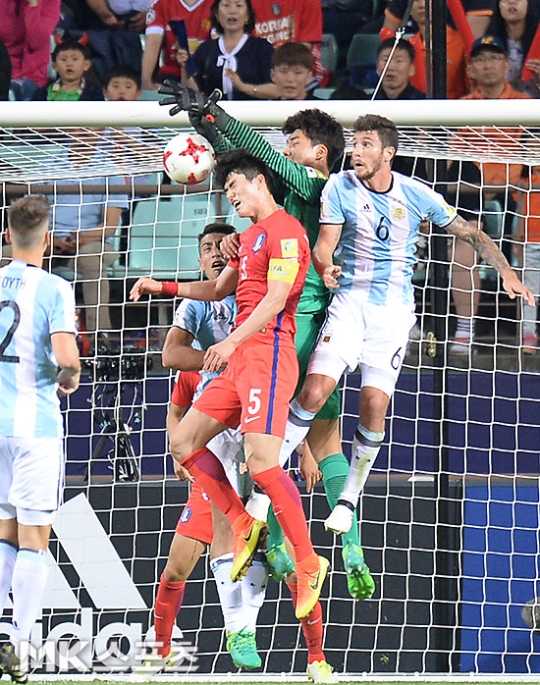 아르헨티나는 후반 내내 한국의 골문을 두들겼으나 끝내 승점을 따지 못했다. 사진(전주)=김영구 기자