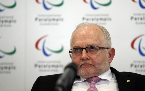 필립 크레븐 국제패럴림픽위원회 회장이 23일 영국 런던에서 러시아의 평창패럴림픽 참가 여부에 대한 기자회견을 하고 있다.  런던 | AP연합뉴스
