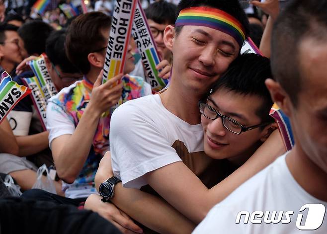 동성혼 허용을 지지하는 시민들이 24일 타이베이 의회 앞에서 헌재의 동성혼 허용 판결에 환호하고 있다. © AFP=뉴스1
