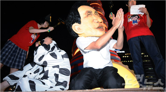 지난 2008년 7월 열린 촛불문화제에서 이명박 대통령과 미국산 소를 심판하는 내용의 퍼포먼스가 펼쳐지고 있다.