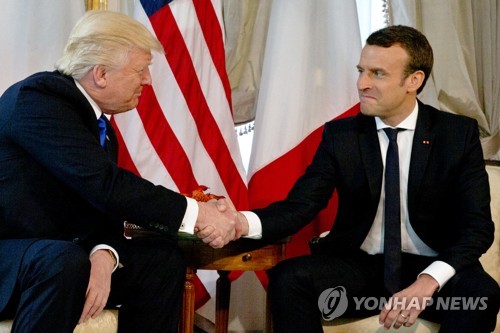 (브뤼셀 AP=연합뉴스) 도널드 트럼프 미국 대통령과 에마뉘엘 마크롱 프랑스 대통령이 25일(현지시간) 브뤼셀의 미국대사관에서 처음으로 만나 악수를 하고 있다.