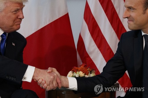 (브뤼셀 AP=연합뉴스) 도널드 트럼프 미국 대통령이 25일(현지시간) 브뤼셀의 미국대사관에서 에마뉘엘 마크롱 프랑스 대통령을 만나 악수하고 있다.