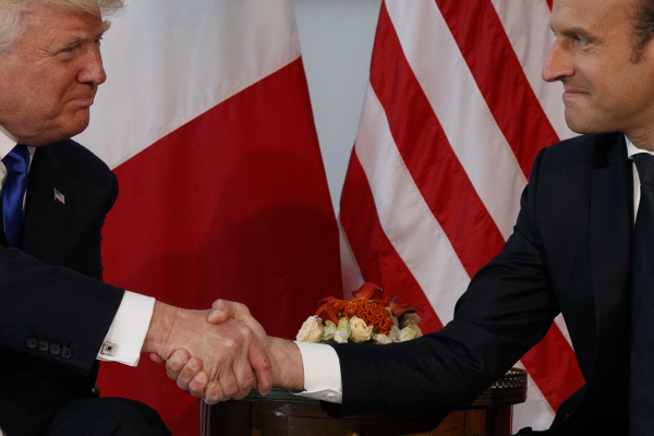 도널드 트럼프 미국 대통령이 25일 벨기에 브뤼셀 주재 미국 대사관저에서 에마뉘엘 마크롱 프랑스 대통령과 만나 악수하고 있다. 브뤼셀|AP연합뉴스
