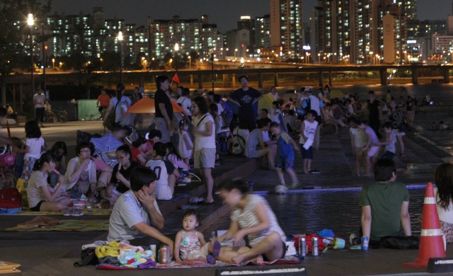 서울시민들이 한여름 열대야를 피해 한강시민공원에서 밤을 보내고 있다. 이종근 기자 root2@hani.co.kr