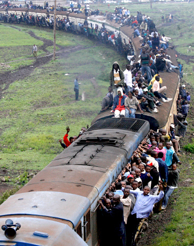 케냐 나이로비에서 열차 난간에 매달리거나 지붕에올라앉은 채 통근하는 직장인들. [중앙포토]