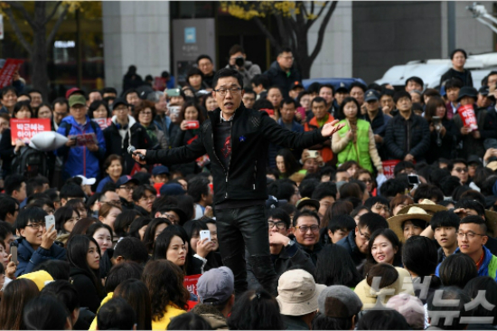 지난해 11월 서울 광화문 광장에서 청년들과 함께 하는 '만민공동회'를 진행하고 있는 방송인 김제동. (사진=이한형 기자/자료사진)