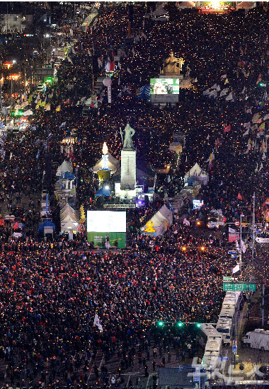 서울 광화문 광장에서 촛불을 든 시민들. (사진=사진공동취재단)