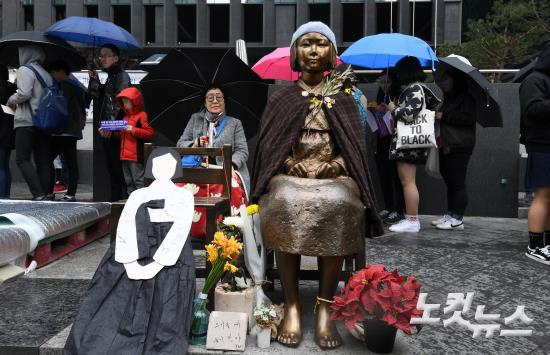 지난달 5일 서울 종로구 일본대사관 앞 평화로에서 일본군 '위안부' 피해자 이용수 할머니가 소녀상 뒤에 앉아 있다. (사진=박종민 기자)