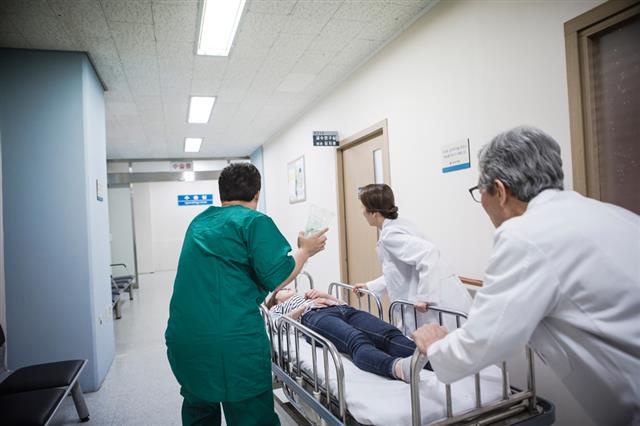 한국소비자원에 따르면 최근 보험사들이 자체 의료 자문 결과를 근거로 소비자에게 보험금을 주지 않는 사례가 증가하고 있다.