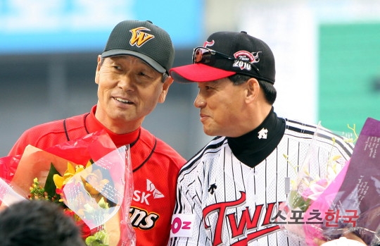 지난 2010시즌 KBO리그 개막전에서 SK의 사령탑과 LG의 사령탑으로 만났던 김성근 전 한화 감독(왼쪽)과 박종훈 한화 단장. 스포츠코리아 제공