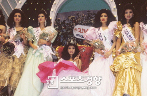 1989년 미스코리아 선발대회에서 왕좌의 자리를 차지한 배우 오현경.