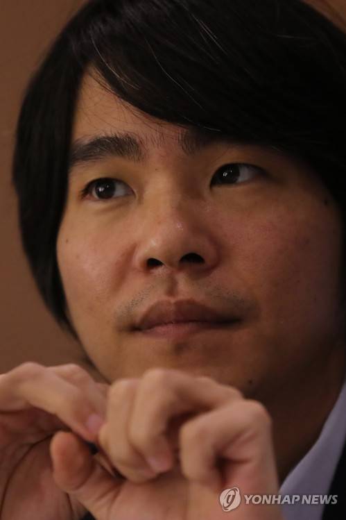 (가평=연합뉴스) 임병식 기자 = 28일 오후 경기도 가평군 청평면 마이다스 리조트에서 열린 제22회 LG배 조선일보 기왕전 개막식에서 이세돌 9단이 대진표를 추첨한 뒤 생각에 잠겨 있다. 2017.5.28 andphotodo@yna.co.kr