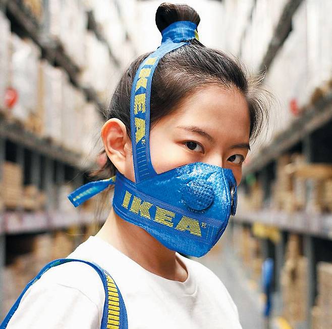 이케아 장바구니 가방으로 만든 마스크. 신발을 이용해 마스크를 만드는 작업을 해온 중국 디자이너 왕지준의 작품이다. /왕지준 인스타그램