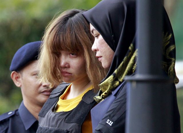 김정남 독살 혐의를 받고 있는 여성 용의자 중 한명인 베트남인 도안 티 흐엉(가운데)이 1일 재판을 받기 위해 말레이시아 쿠알라룸푸르 외곽에 있는 세팡법원에 도착하고 있다. 쿠알라룸푸르=AP 연합뉴스