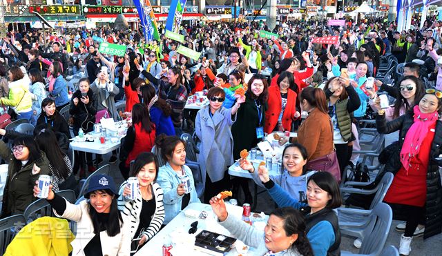 2016년 3월 인천 거리에서 진행된 중국 관광객의 ‘치맥파티’ 모습. 한국을 비롯해 세계 각국에 넘치는 중국 관광객은 거품경제의 반영일 수 있다는 분석이 나오고 있다. 인천=홍인기 기자