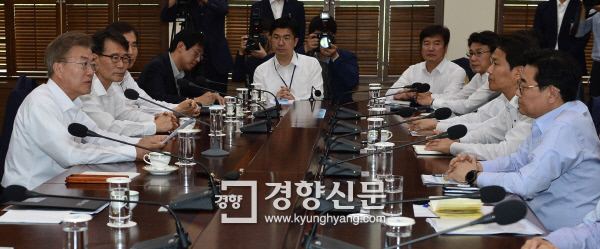 문재인 대통령이 29일 청와대 여민관에서 열린 수석·보좌관 회의에서 발언하고 있다.  서성일 기자 centing@kyunghyang.com