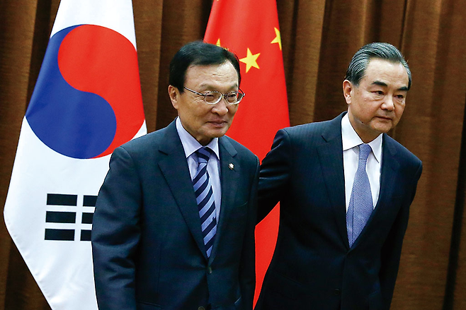 5월18일 왕이 중국 외교부장(오른쪽)이 문재인 대통령 특사인 이해찬 의원을 맞이하고 있다. © EPA 연합