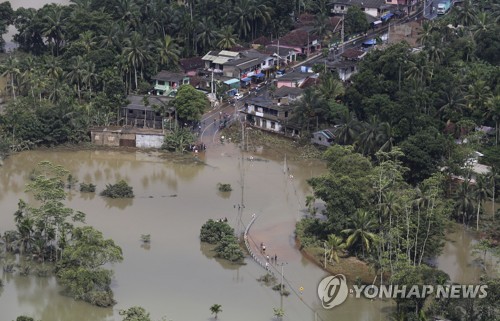 지난 27일 스리랑카 라트나푸라 지역의 집들이 홍수로 물에 잠겨 있다.[AP=연합뉴스 자료사진]