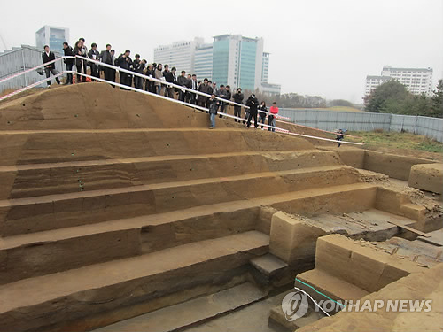 2011년 공개된 풍납토성의 성벽 절개 모습. [연합뉴스 자료사진]