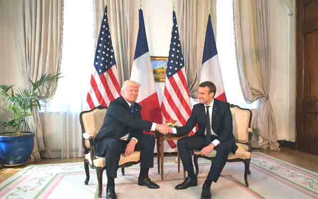 도널드 트럼프(왼쪽) 미국 대통령과 에마뉘엘 마크롱(오른쪽) 프랑스 대통령이 25일(현지 시각) 벨기에 브뤼셀에 있는 미국 대사관저에서 처음 만나 악수하고 있다. /AFP 연합뉴스
