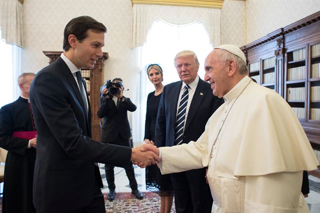 재러드 쿠슈너(왼쪽) 미국 백악관 선임고문이 24일 바티칸 교황청을 방문해 프란치스코 교황과 악수하고 있다. AP 연합뉴스
