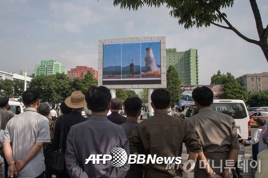 북한 주민들이 지난 5월 22일 평양시내에서 북극성-2형 미사일의 시험발사 장면을 보도하는 뉴스를 보고 있는 모습. /AFPBBNews=뉴스1