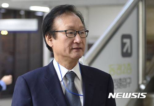 【서울=뉴시스】최동준 기자 = 허원제 전 청와대 정무수석이 30일 서울 서초구 서울중앙지방법원에서 열린 박근혜 전 대통령, 최순실 공판을 방청한 뒤 휴정시간에 법정에서 나오고 있다. 2017.05.30. photocdj@newsis.com