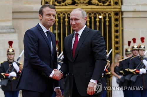 프랑스 에마뉘엘 마크롱 대통령(왼쪽)과 블라디미르 푸틴 러시아 대통령 [AP=연합뉴스]